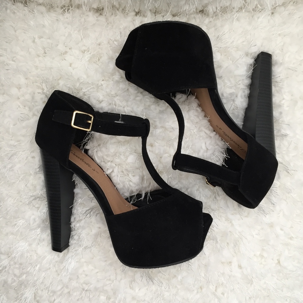 Breckelles Peep Toe T-Strap Platform Sandals Black